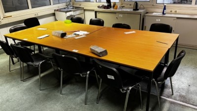1 Pos. Einrichtungsgegenstände bestehend aus 4 Tischen,